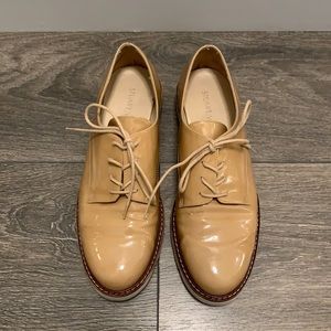 Stuart Weitzman. Beige Patent Loafers. Size 7.